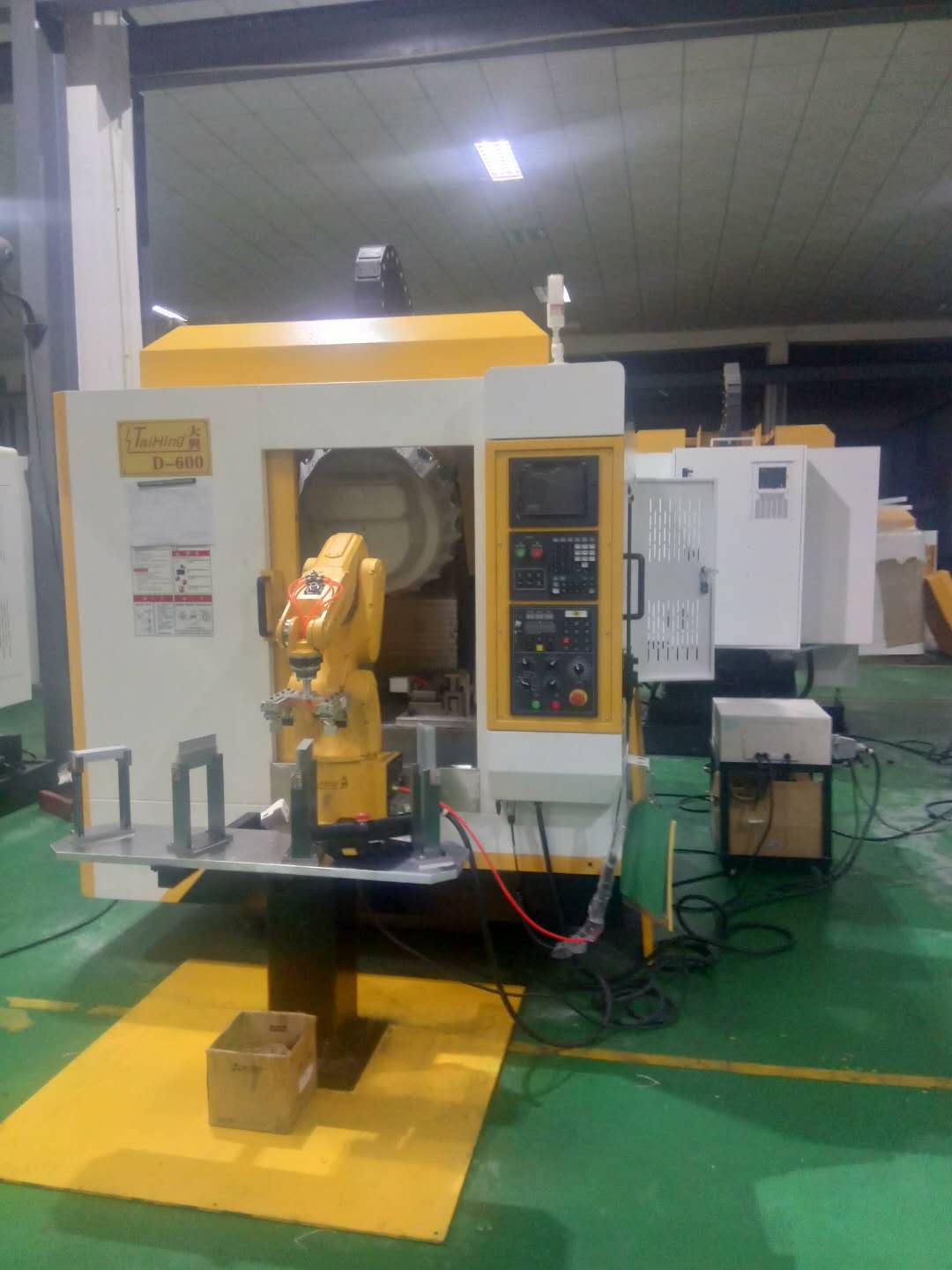 高速钻孔攻牙机D-600 (带机械手，全自动上下料）